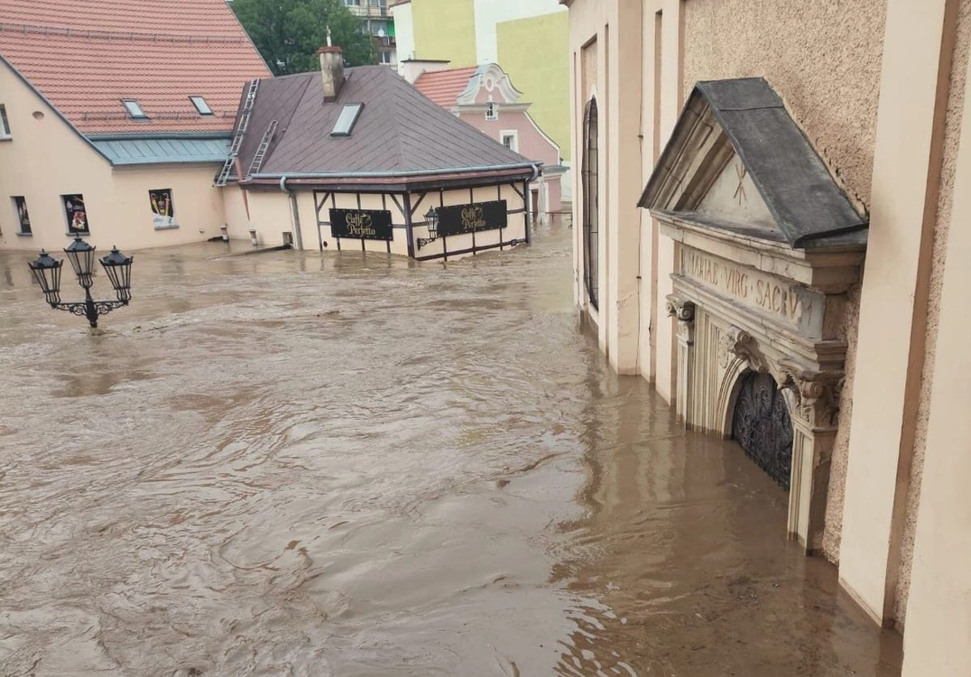 Zagrożenia biologiczne po zalaniu budynku, mieszkania